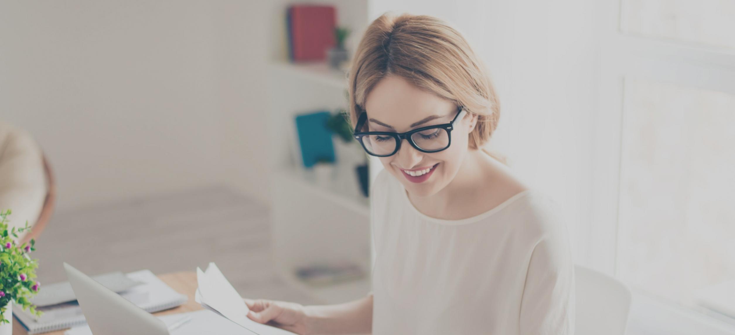Espacio de trabajo del equipo de coral-numeros especializado en finanzas corporativas