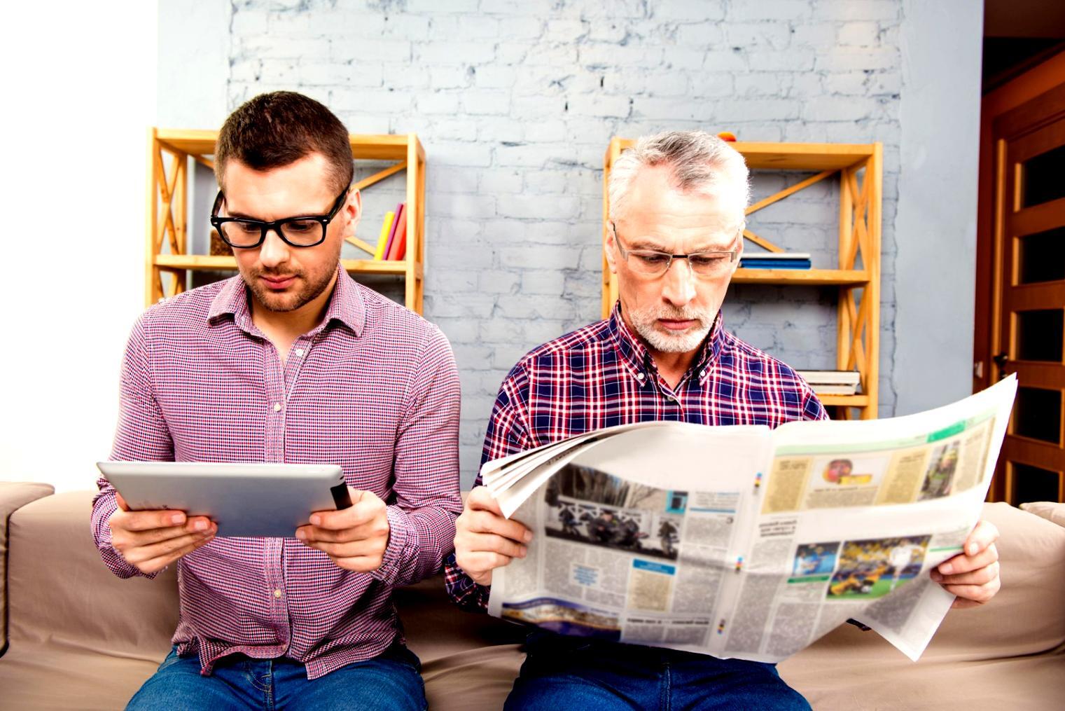 Analistas trabajando con datos financieros en pantallas de escritorio